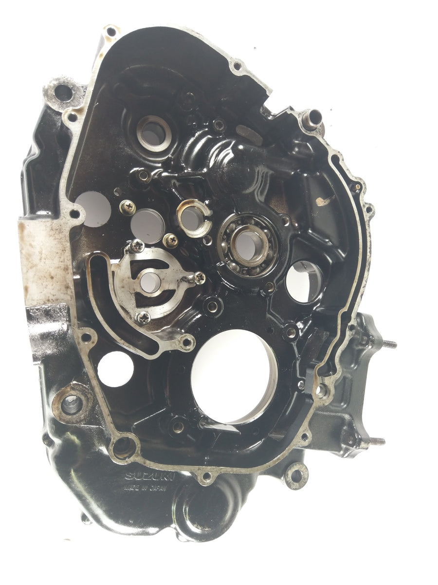 Suzuki DR 650 SP42B - Motorhus till höger med träskfilter och balanseringsaxel