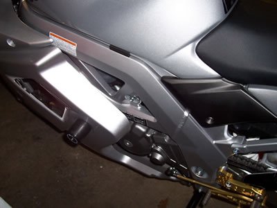 Suzuki SV 650 S ABS [2007-2012] - Aero-Crash-Protektoren (Schwingenlagerung) Schwarz Suzuki SV650 Full Faired