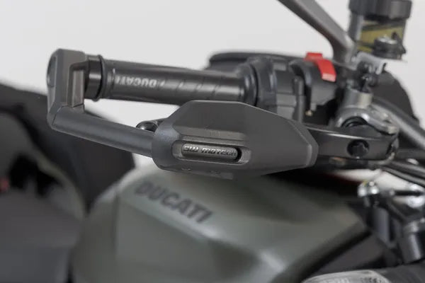 Triumph Daytona 660 [SW-MOTECH] – Hebelschützer mit Windschutz