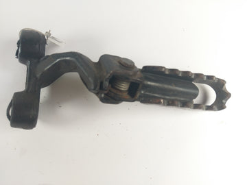 Suzuki DR 650 SP42B Footstöd till höger komplett