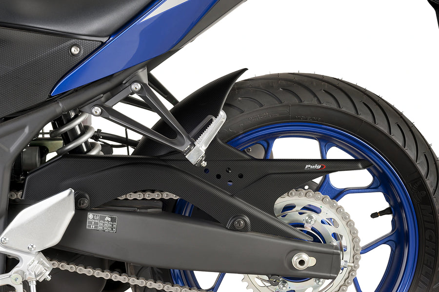 YAMAHA YZF-R3 [2025] - Bakhjulsskydd | Carbon look | PUIG 8558C