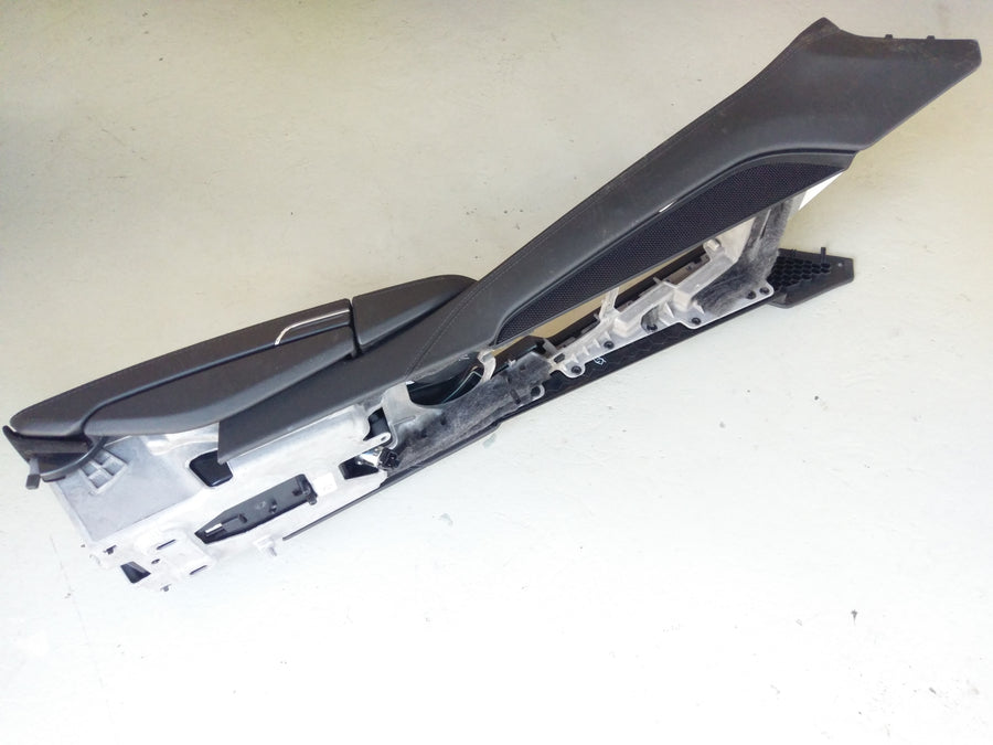 Porsche Panamera Turbo [2010] - Center Console in Front Black Leather Armest