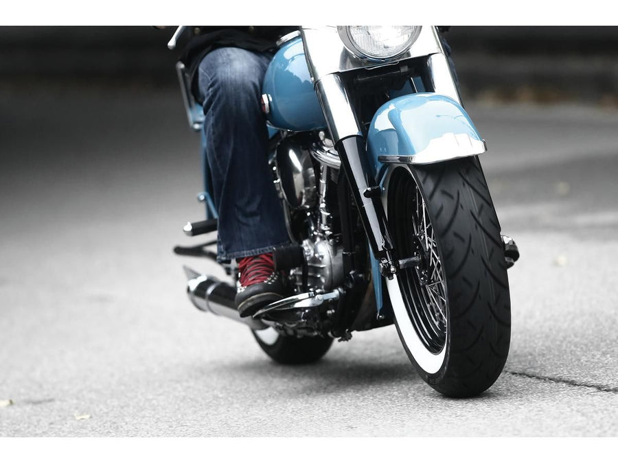 Harley Davidson-Me 888 Marathon Ultra Däck 150/80 B-16 77H TL Armerad vit vägg