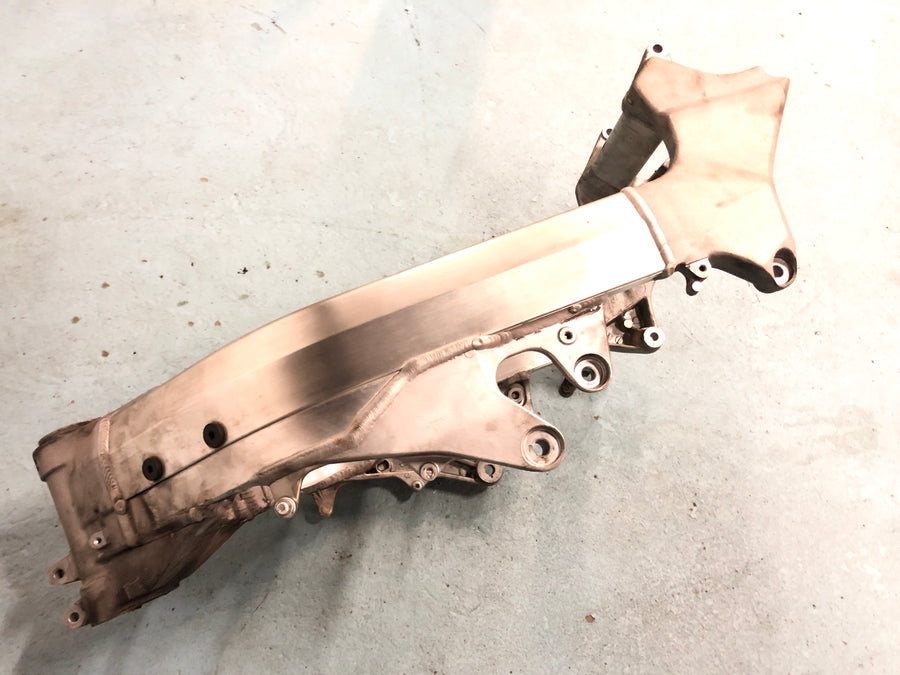 Honda VFR 800 RC46 [1999] - Ram med papper