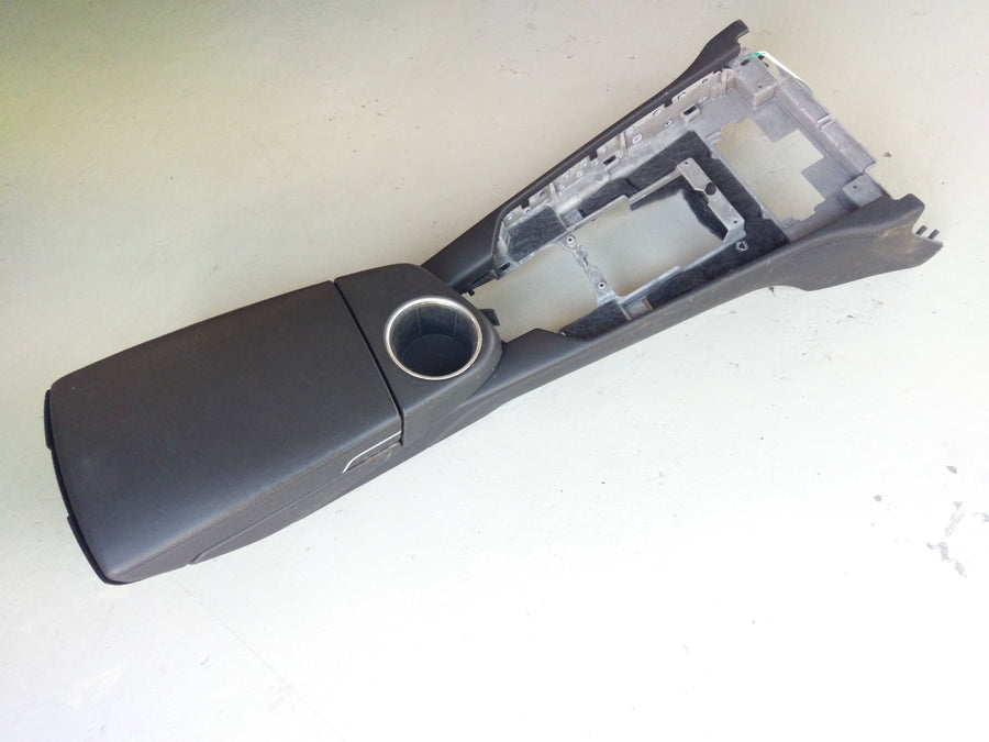 Porsche Panamera Turbo [2010] - Center Console in Front Black Leather Armest