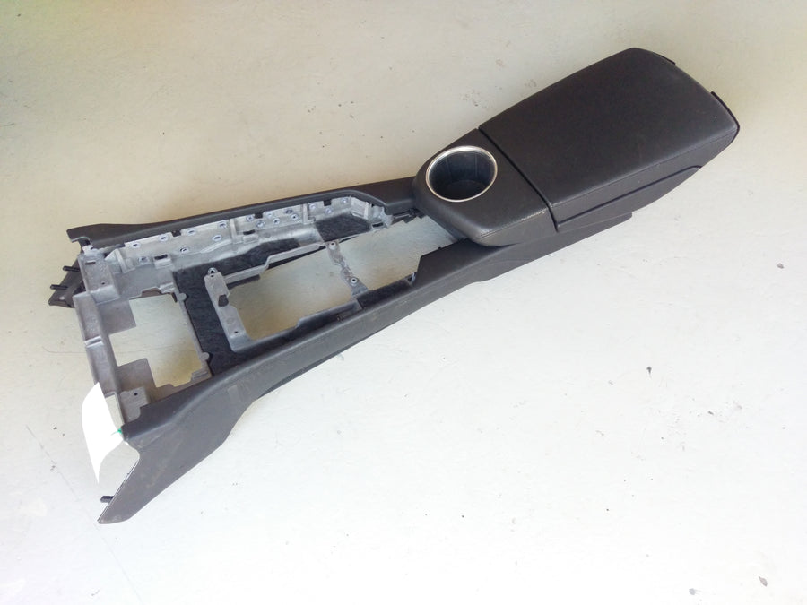 Porsche Panamera Turbo [2010] - Center Console in Front Black Leather Armest