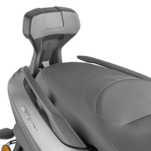 Yamaha X-Max 300 [GIVI] - Passagerarens ryggstödsenhet tillåter inte montering av bärare och väska