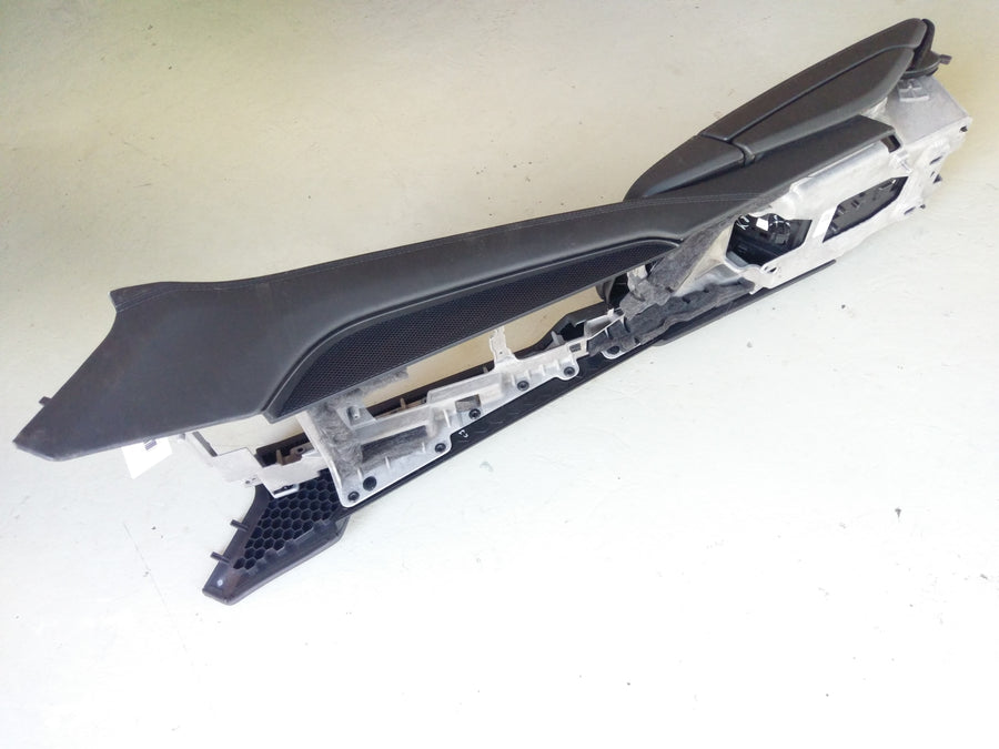 Porsche Panamera Turbo [2010] - Center Console in Front Black Leather Armest