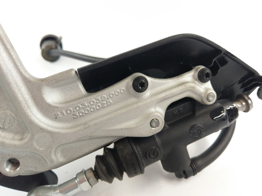 Husqvarna 701 Vitpilen [2018] - Footstöd med hållare och fotbromspump till höger