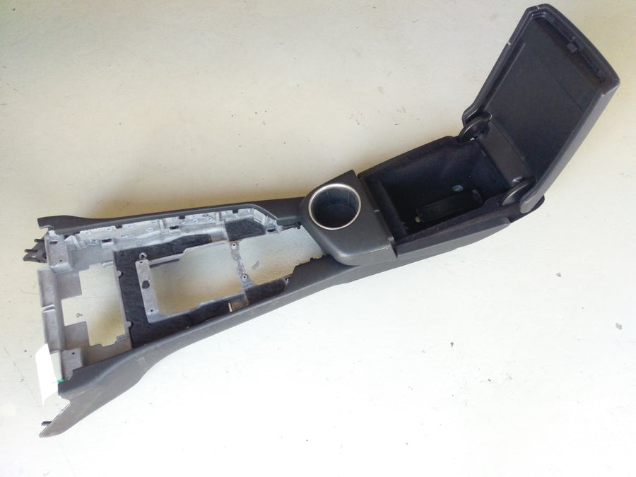 Porsche Panamera Turbo [2010] - Center Console in Front Black Leather Armest