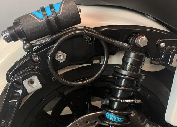 Harley-Davidson FLTRXSE 1977 Road Glide CVO 121 [2025] - REVO ARC Remote Reservoir Außenbefestigung – Bild 10