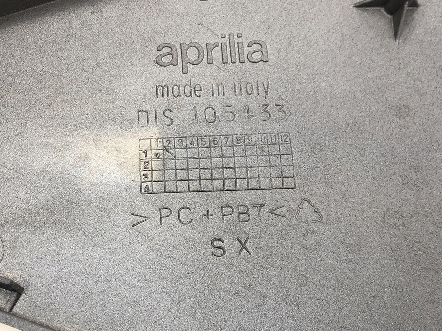 Aprilia RST 1000 Futura [2002] - Sidbeklädnad på höger sida av sittpanelen