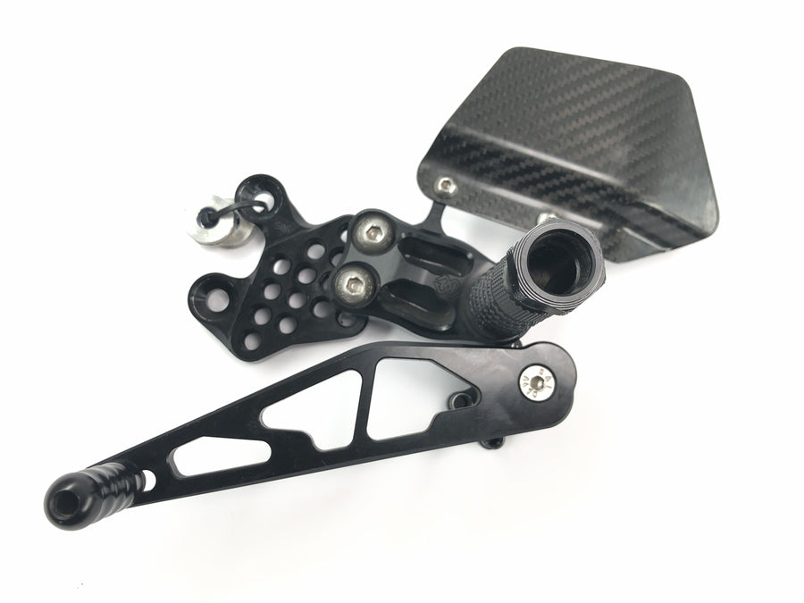 Suzuki GSX R 1000 WVB6 K6 [2006] - Fußrastenanlage Gilles Tooling mit Gutachten Fußrasten Fahrer