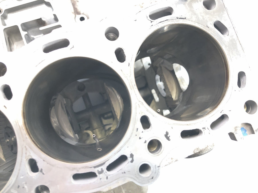 Suzuki GSX R 1000 WVBZ K3 [2003] - Motorgehäuse Zylinderblock Motorblock mit Kolben