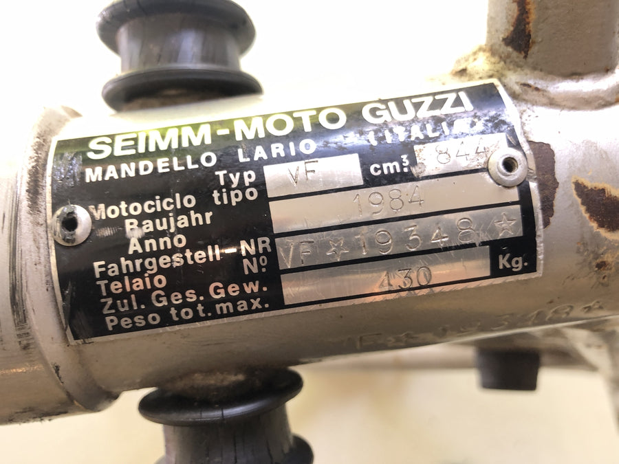 Moto Guzzi 850 Le Mans 3 VF [1986] - Ram med papper