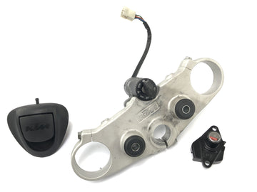 KTM 690 SM Prestige [2007] - Fork Bridge överst med tändlåsets tändlåsskydd