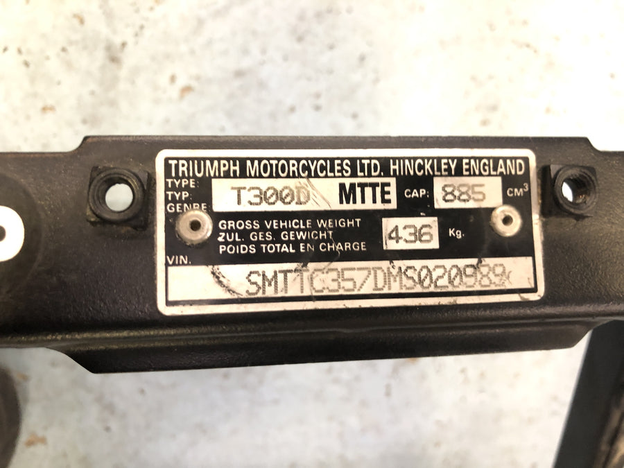 Triumph Daytona 900 T300D [1996] - Huvudram med fordonsregistreringsdokument