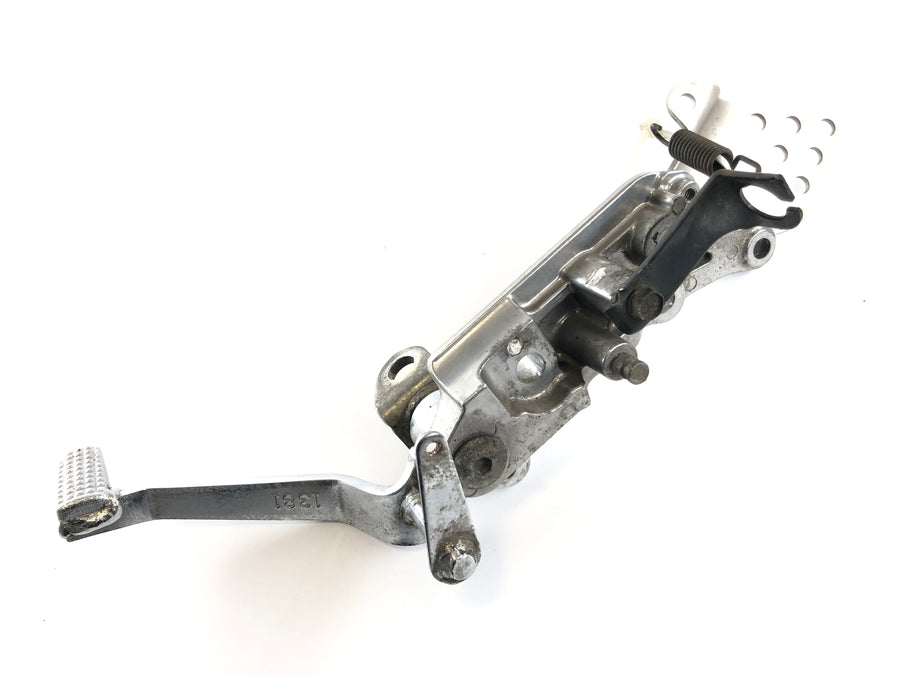 Kawasaki ZRX 1200 S ZRT20A [2003] - Footrest Holder till höger med bromspedalen