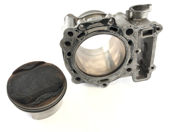 Suzuki DL 1000 V -Strom [2006] - Cylinder med kolvar framför