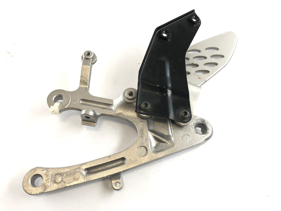 Yamaha YZF R1 RN12 [2005] - Footrest Holder till höger