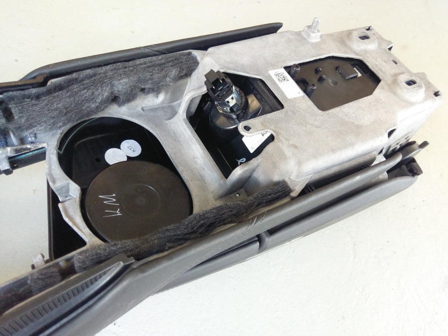 Porsche Panamera Turbo [2010] - Center Console in Front Black Leather Armest